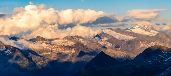 奥地利阿尔卑斯山霍河陶恩山脉格洛克纳群上的戏剧性云彩 — 图库照片