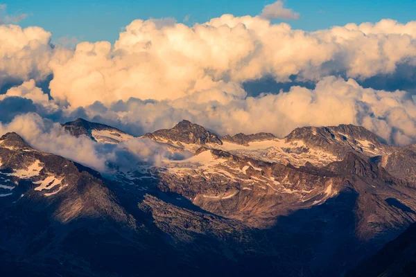 奥地利阿尔卑斯山霍河陶恩山脉格洛克纳群上的戏剧性云彩 — 图库照片