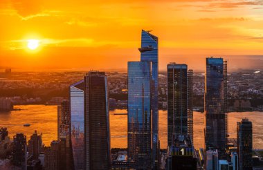 New York 'ta Hudson Metrelerinde turuncu bir günbatımı.