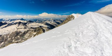 Avusturya 'daki Tauern Ulusal Parkı' ndaki Grossvenediger Dağı 'nın zirve sırtı..