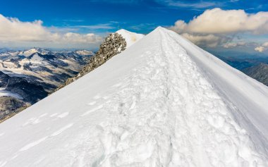 Avusturya 'daki Tauern Ulusal Parkı' ndaki Grossvenediger Dağı 'nın zirve sırtı..