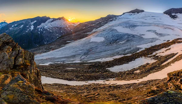オーストリアのハイ トーアン国立公園のインナー マルウィッツキース氷河の上に沈む太陽 — ストック写真