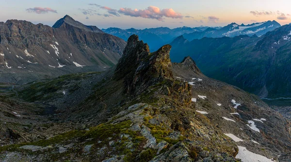 カプニツクプッフルとマルルヴィツクプッフル岩は日没時にオーストリアのアルプスの高タウエルン国立公園で形成されます — ストック写真