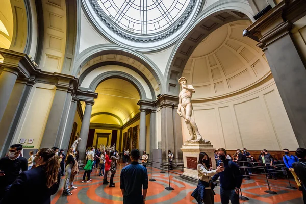 Floransa, İtalya, Ekim 2021 - Accademia galerisindeki Michelangelo 'nun Davut heykeli