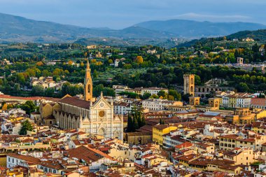 Gün batımında Santa Croce Bazilikası 'nda hava manzarası.. 