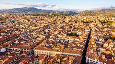 Floransa 'nın güçlü gün batımı ışığında şehri.