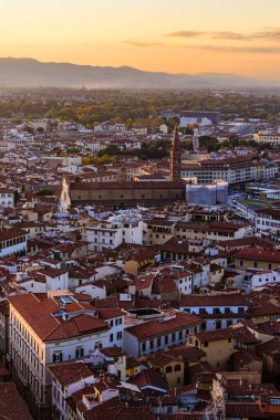 Floransa 'nın güçlü gün batımı ışığında şehri.