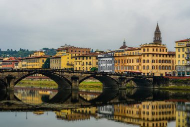 Floransa 'daki Arno nehri üzerindeki Ponte alla Carraia köprüsü..