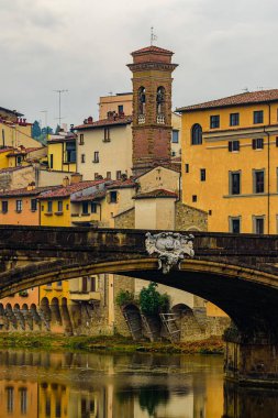 Arno Nehri üzerindeki Santa Trinita Köprüsü ve Floransa 'daki Arno' daki Saint James Kilisesi..