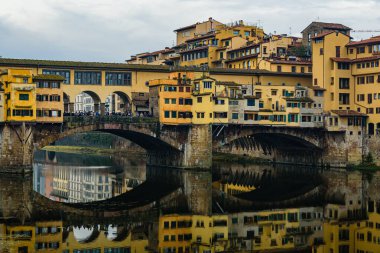 Floransa 'da Arno nehri üzerindeki Ponte Vecchio köprüsü bulutlu bir günde.