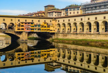 Floransa 'da Arno nehri üzerindeki Ponte Vecchio köprüsü bulutlu bir günde.