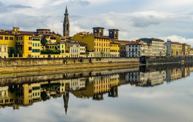 Floransa Ulusal Kütüphanesi ile Arno Nehri 'nin Floransa kıyısı.