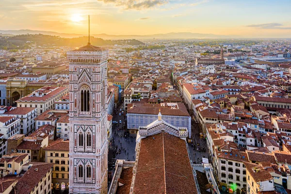 Gün batımında Duomo 'nun çatısı olan Floransa Çan Kulesi..