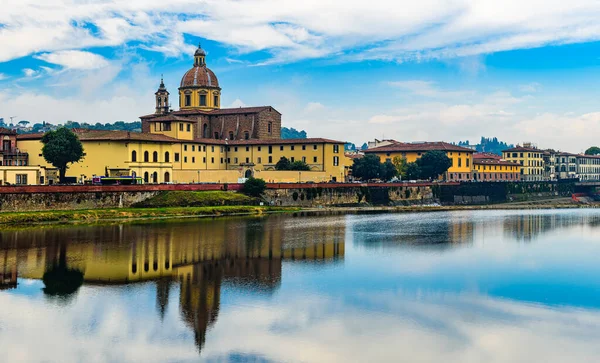 位于Cestello教堂的San Frediano和位于佛罗伦萨的Arno河 — 图库照片