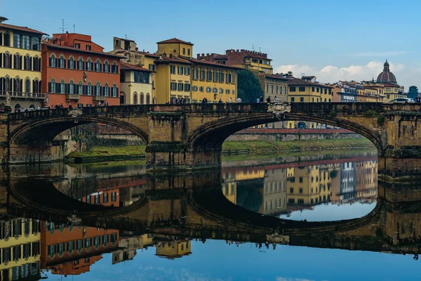 Arno Nehri üzerindeki Santa Trinita Köprüsü ve Floransa 'daki Arno' daki Saint James Kilisesi..