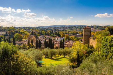Arcetri Floransa 'nın güneyinde güneşli bir sonbahar gününde tepelerin arasında konumlandı..