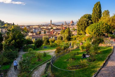 Floransa 'da arka planda şehir manzarası olan küçük bir park..