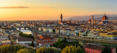 Arno nehri üzerinde Ponte Vecchio, Vecchio Sarayı ve Floransa Katedrali ile turuncu bir gün batımında Floransa şehri..