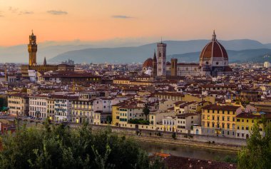 Floransa şehri, Floransa Katedrali ve Vecchio Sarayı turuncu bir günbatımında..