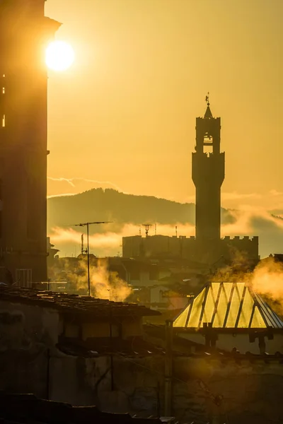 オグニサンティのチエサ サルヴァトーレと霧の秋の朝のパラッツォ ヴェッキオの塔とフィレンツェの街並みに昇る太陽 — ストック写真