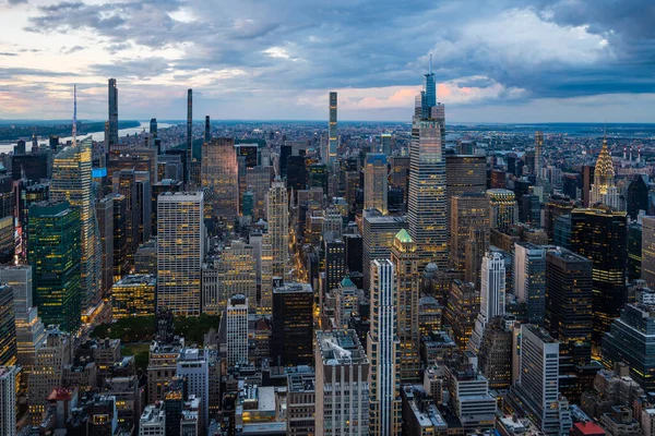 Egy Kivilágított Belváros New York City Esős Felhők Felett — Stock Fotó