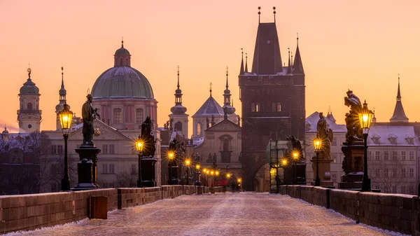 Károly Híd Hófödte Fényes Lámpákkal Prágában Téli Reggel Aranyórájában — Stock Fotó