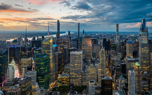 Egy Kivilágított Belváros New York City Esős Felhők Felett Naplementében — Stock Fotó