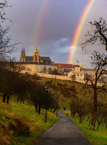 Kışın Prag Daki Vitus Katedrali Nin Üzerinde Çift Gökkuşağı — Stok fotoğraf