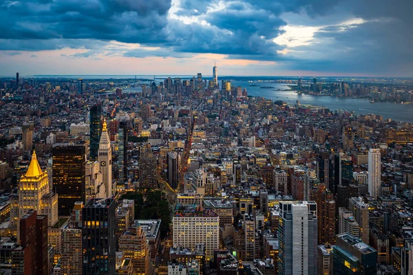 Megvilágított Alsó Manhattan Sötétkék Esős Felhők — Stock Fotó