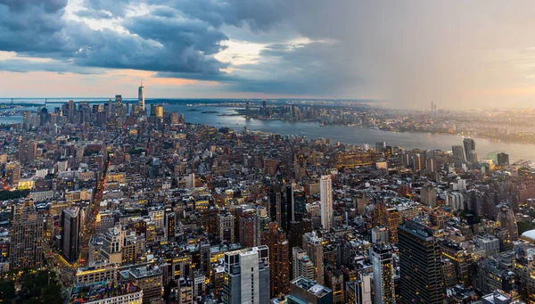 Una Tempesta Pioggia Sulla Illuminata Lower Manhattan New York Durante — Foto Stock