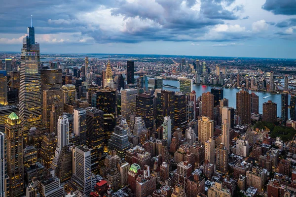 Upplyst Mitt New York City Och Regniga Moln Ovanför — Stockfoto