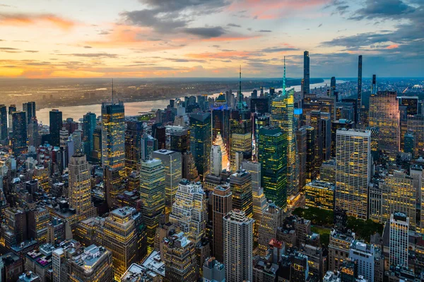 Upplyst Mitt New York City Och Regniga Moln Ovanför Solnedgången — Stockfoto