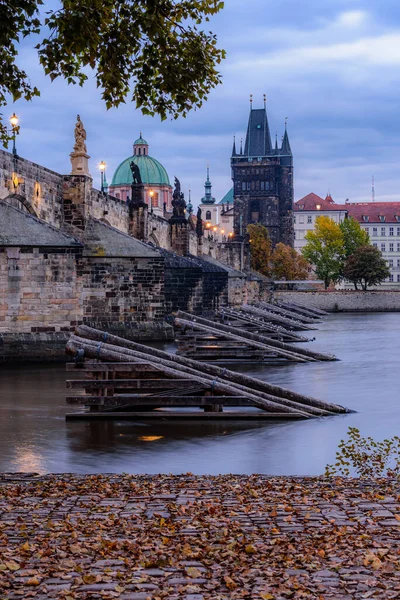 Historiallinen Kaarlen Silta Yli Vltava Joen Prahassa Sinisenä Tuntina Syksyllä — kuvapankkivalokuva