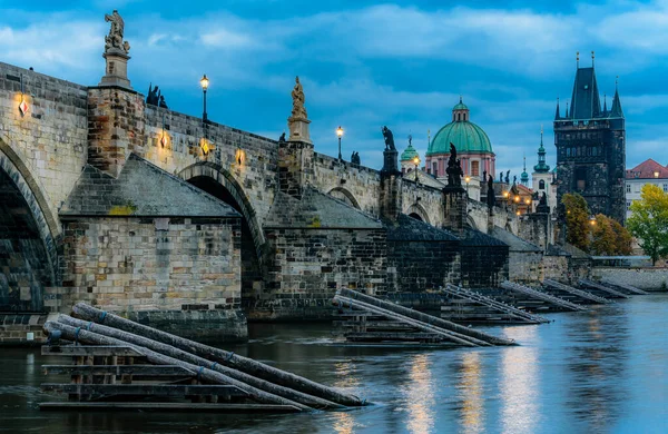 Történelmi Károly Híd Moldva Folyó Felett Prágában Ősszel Kék Órában — Stock Fotó