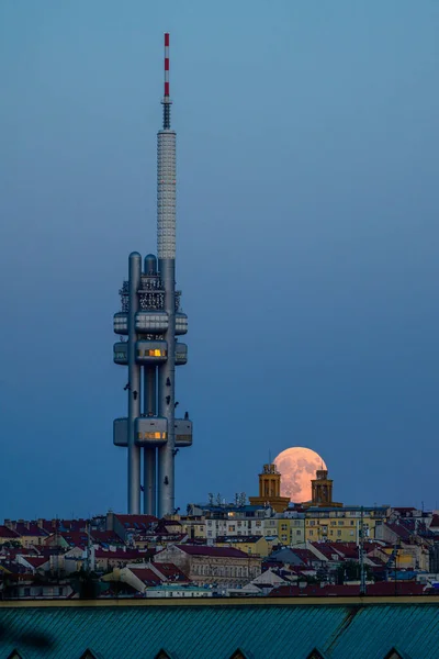 Vycházející Úplněk Nad Prahou Žižkovskou Televizní Věží — Stock fotografie
