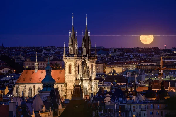 Prag Dan Önce Meryem Ana Kilisesi Nin Üzerinde Yükselen Süper — Stok fotoğraf