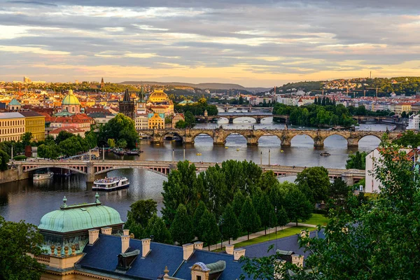 Praha Kaupunkikuva Vltava Joen Kaarlen Silta Kesällä Auringonlasku — kuvapankkivalokuva