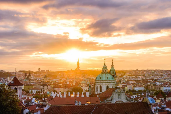 Güneş Doğduktan Kısa Bir Süre Sonra Prag Şehir Manzarası Planda — Stok fotoğraf