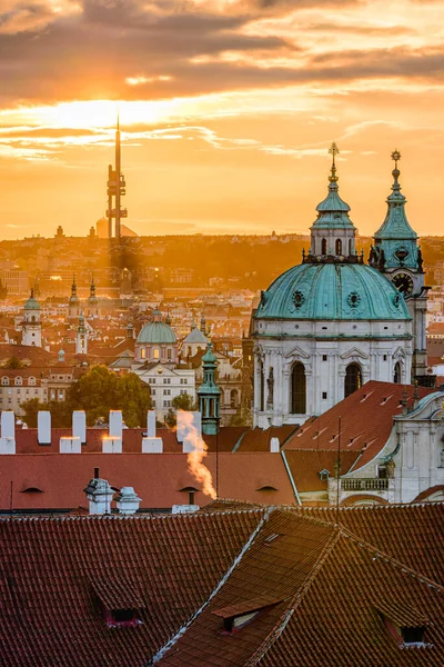 日出后不久布拉格的城市景观 前景中的圣尼古拉斯教堂和背景中的齐兹科夫电视塔 — 图库照片