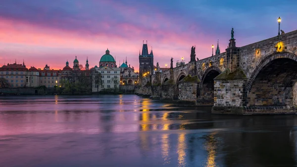 Värikäs Aamu Kaarlen Sillalla Prahassa — kuvapankkivalokuva