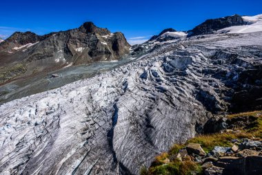 İsviçre 'deki Wallis Alplerindeki Feegletscher buzulu.
