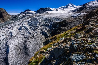 İsviçre 'deki Wallis Alplerindeki Feegletscher buzulu.