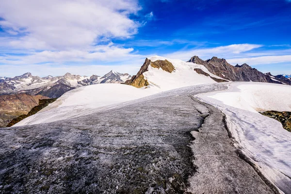 从阿尔卑斯山顶上看瑞士华莉丝阿尔卑斯山的高山景观 — 图库照片