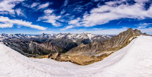 从阿尔卑斯山顶上看瑞士华莉丝阿尔卑斯山的高山景观 — 图库照片