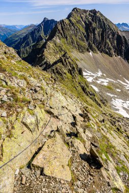 Stubai Alplerindeki Rinnenspitze zirvesine doğru giden ferrata yolu.. 