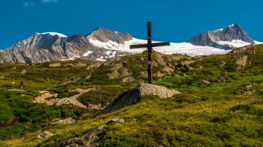 Avusturya 'daki Venedikli Grup Ulusal Parkı' nın altında bir haç..