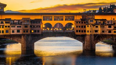 UNESCO sitesi Ponte Vecchio, sabahın erken saatlerinde Floransa 'da.