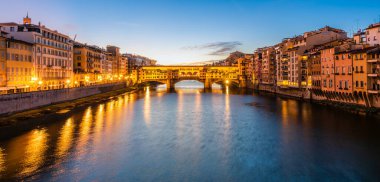 UNESCO sitesi Ponte Vecchio, sabahın erken saatlerinde Floransa 'da.