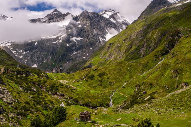 Franz-Senn 'in kulübesi Stubai Alplerindeki Obergtal Vadisi' nde.. 