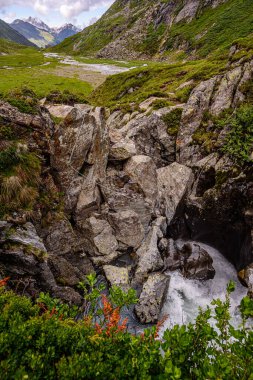 Avusturyalı Stubai Alpleri 'ndeki Framz-Senn Hutte yakınlarındaki Hollenrachen Via ferrata yolu.